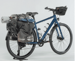 La bici equipada con todos los accesorios de viaje