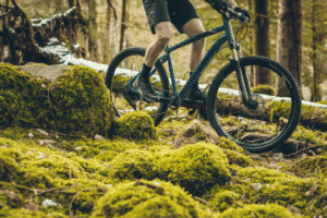 Paseo por el bosque con la bicicleta de montaña Rockrider ST 540 V2