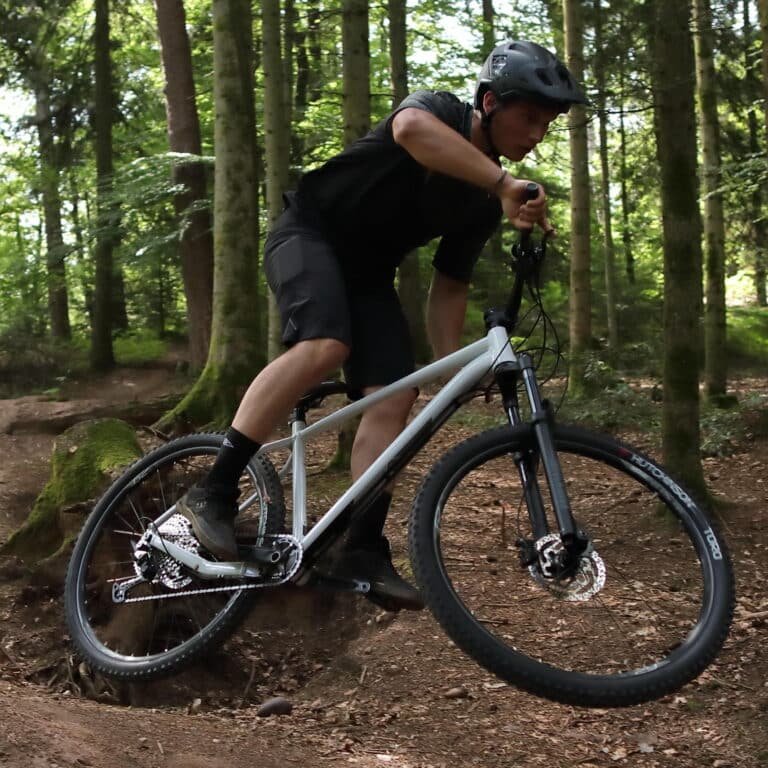 Prueba real de ciclismo de montaña en el bosque