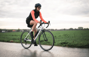 Un ciclista en la bicicleta de carretera Decathlon