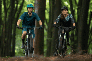 Excursión por el bosque con una bicicleta de montaña del Decathlon