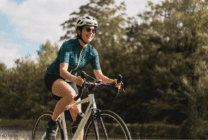 Una mujer en la bicicleta de carretera Triban Easy