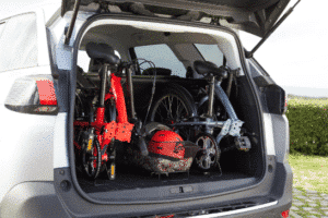 bicicleta plegable en el maletero del coche