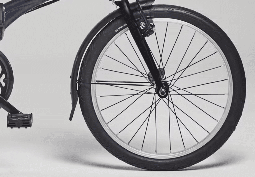 Las ruedas y neumáticos de la bicicleta plegable