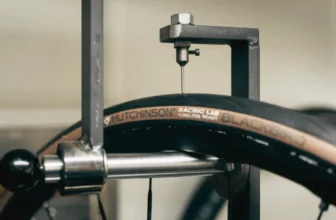 Hutchinson vuelve a la carrera con Blackbird, su neumático de carretera más rápido