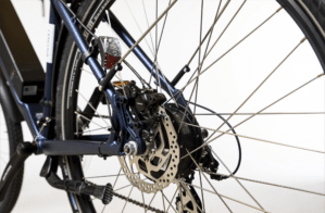 El motor trasero y el freno de disco de la bicicleta eléctrica Bicyklet Joseph