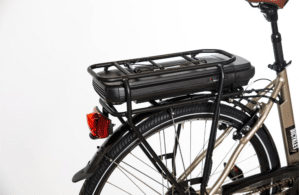 La batería en el portaequipajes de la bicicleta eléctrica Bicyklet Claude