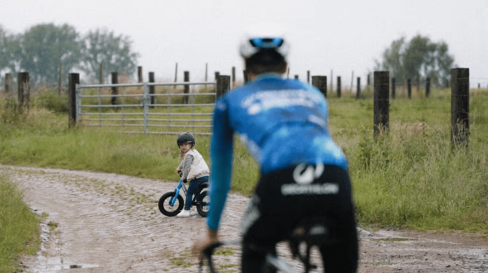 Un niño con su bicicleta Van Rysel y su padre